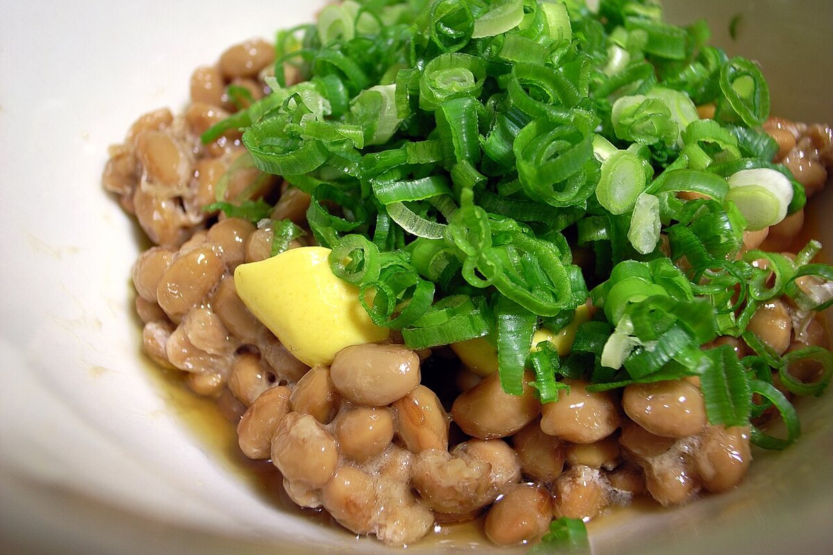Natto disajikan dengan irisan daun bawang dan mustard Jepang