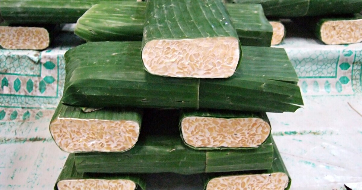Tempe segar berbungkus daun pisang di pasar Jakarta